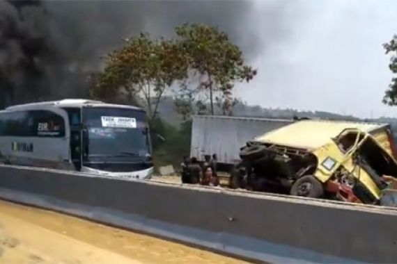 10 Mobil Tabrakan Beruntun di Tol Cipularang, 6 Orang Dilaporkan Tewas - JPNN.COM