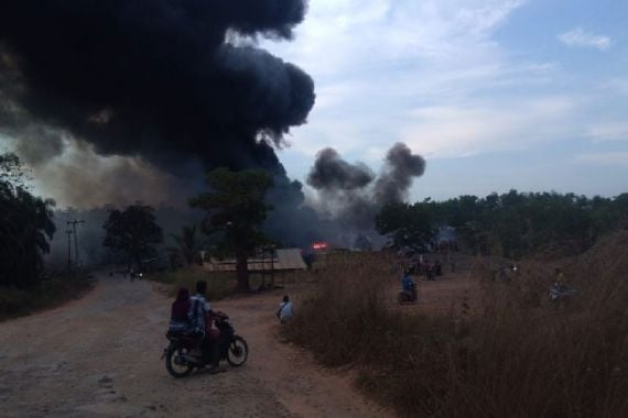 Polisi Buru Pemilik Sumur Minyak Ilegal yang Terbakar di Muba - JPNN.COM
