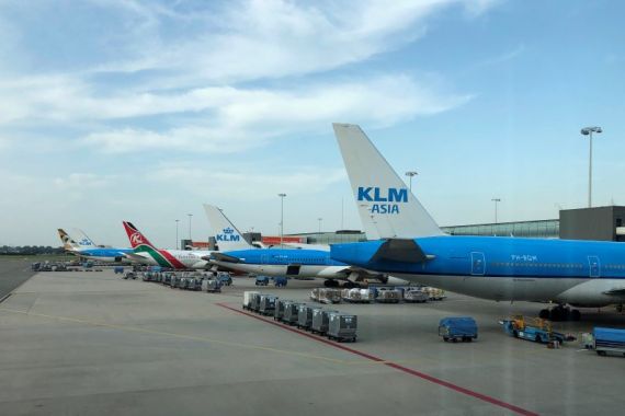 Staf KLM Mogok Massal, Bandara Schiphol Lumpuh - JPNN.COM