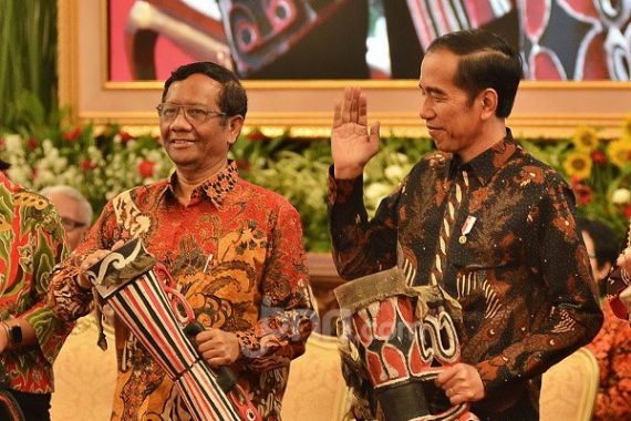 Ada Sesuatu di Kantong Mahfud MD yang akan Diserahkan ke Tangan Jokowi - JPNN.COM