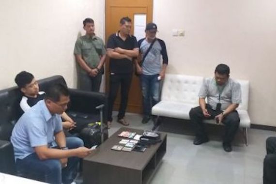 Oknum Anggota Dewan Gemetaran Saat Tasnya Diperiksa Petugas Bandara, Ternyata... - JPNN.COM