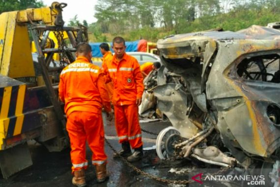 Korban Tewas di Kecelakaan Tol Cipularang Tak Diketahui Identitasnya - JPNN.COM