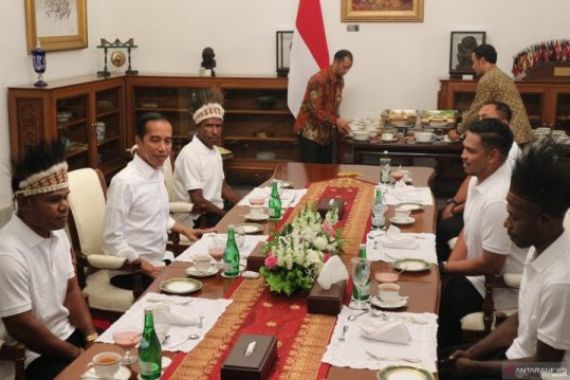 Presiden Jokowi Terima Tamu Penting di Istana Merdeka - JPNN.COM
