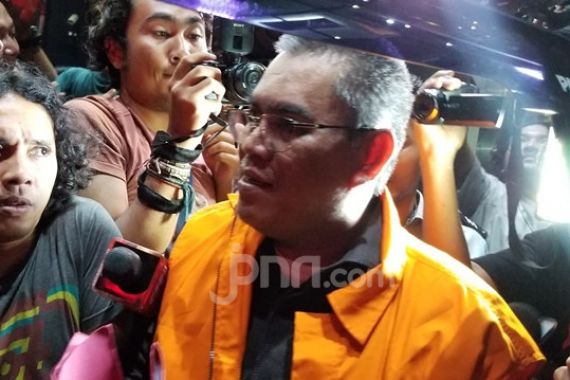 KPK Tahan Bupati Muara Enim Ahmad Yani di Rutan Polres Jakarta Pusat - JPNN.COM