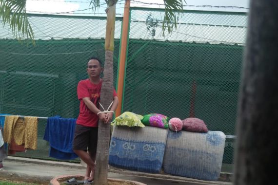 Lihat, Seorang Napi Diikat di Pohon Palem, Kanwil Kemenkum-HAM Lampung Beri Penjelasan Begini - JPNN.COM