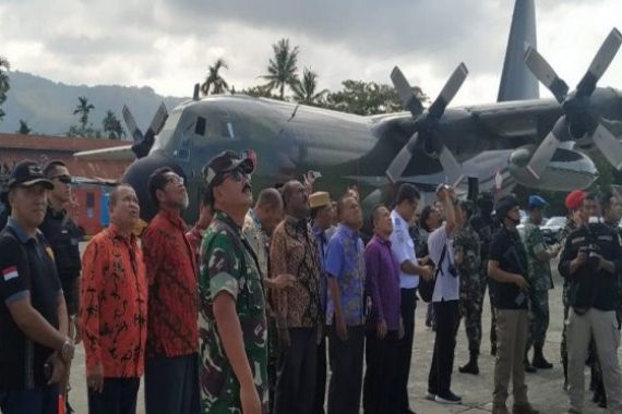 92 Tentara Langit Diterjunkan ke Papua, Disaksikan Panglima - JPNN.COM