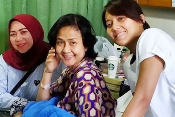 Ria Irawan Meninggal, Melly Goeslaw: Kenapa Loe Enggak Tungguin Gue - JPNN.COM