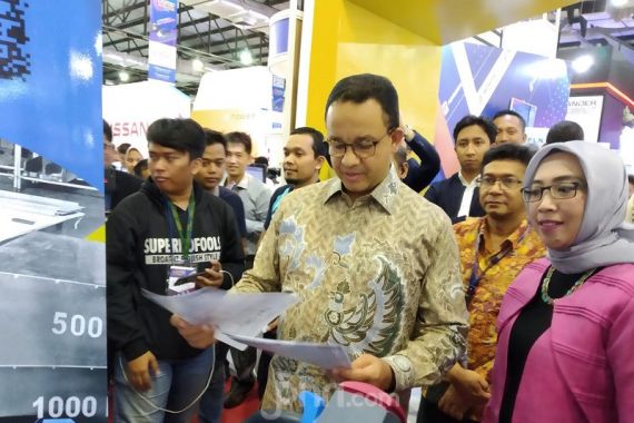 Gubernur DKI Anies Baswedan Pengin Harga Mobil Listrik Lebih Murah - JPNN.COM