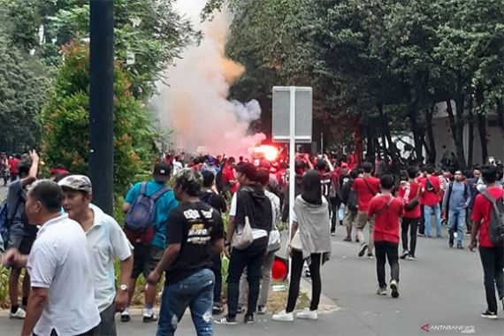 Kembang Api dan Suar Menyala Jelang Duel Indonesia vs Malaysia - JPNN.COM