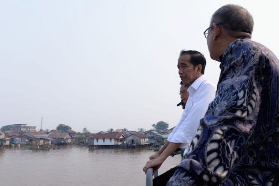 Jokowi Tinjau Program Penataan Kawasan Tepian Sungai Kapuas - JPNN.COM