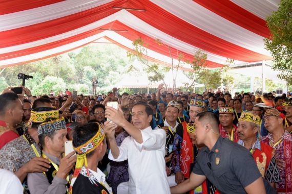 Perdana, Jokowi Bagi-Bagikan Tanah di Kalimantan - JPNN.COM