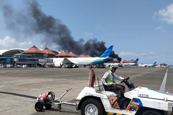 Bus di Area Apron Bandara I Gusti Ngurah Rai Bali Terbakar - JPNN.COM