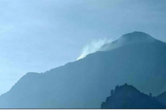 Gunung Ciremai Terbakar Lagi - JPNN.COM