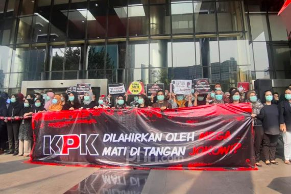 Aksi Rantai Manusia: KPK Dilahirkan Mega, Mati di Tangan Jokowi - JPNN.COM