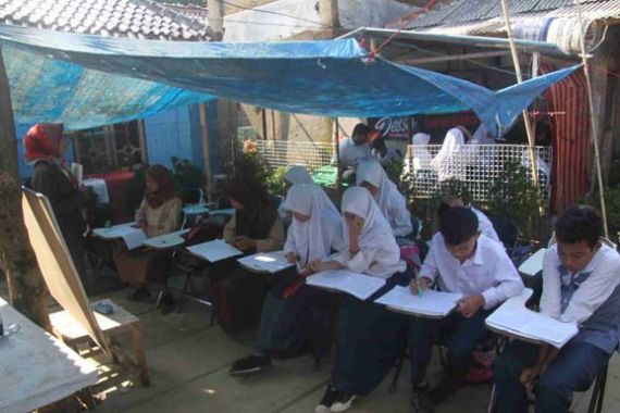 Lihat, Siswa SMP di Bogor Belajar di Bawah Terpal, Pemda Harusnya Malu - JPNN.COM