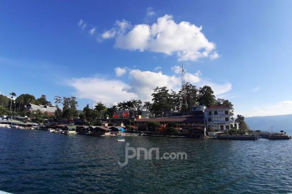 Luhut Minta Hentikan Polemik Wisata Halal di Danau Toba - JPNN.COM