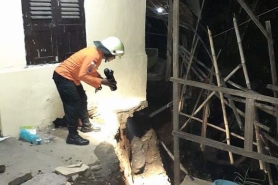 Tanah Longsor Menimpa Rumah di Bogor, Satu Orang Terluka - JPNN.COM