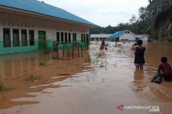 Di Kabupaten Mandailing Natal Sudah Turun Hujan, Puluhan Rumah-Fasilitas Umum Terendam Air - JPNN.COM