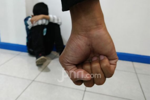 Ibu Muda Menyiksa Anak Tiri, Bengis - JPNN.COM