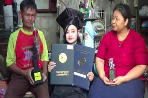 Pengamen Cantik Itu jadi Lulusan Terbaik di Unair Surabaya - JPNN.COM