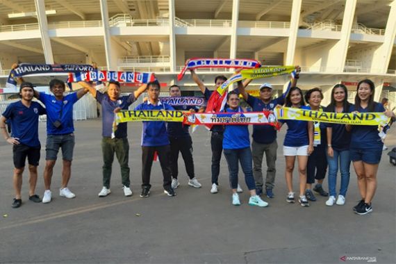 Ketika Suporter Thailand Semangati Pemain Timnas Garuda: Indonesia, Indonesia... - JPNN.COM