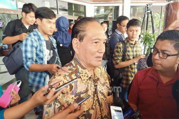 Dari Balik Kaca, Theo Melihat Pak BJ Habibie Salat Zuhur - JPNN.COM