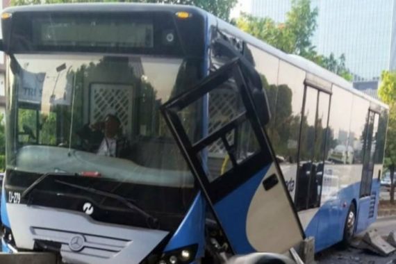 Bus TransJakarta Hancur Usai Tabrak Separator - JPNN.COM