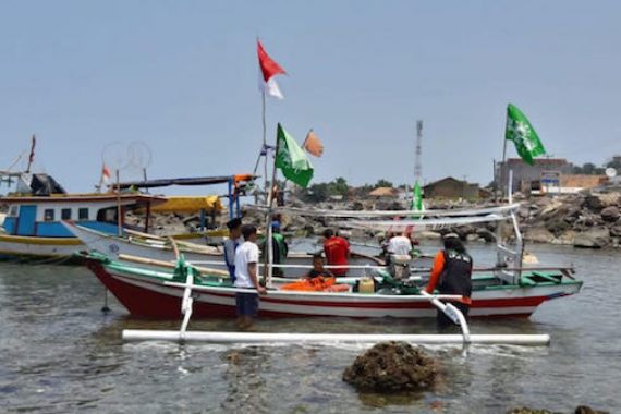 NU Peduli Salurkan Bantuan Perahu untuk Nelayan Terdampak Tsunami Selat Sunda - JPNN.COM