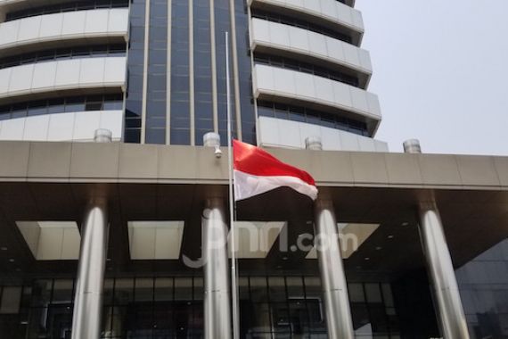 Pengibaran Bendera Setengah Tiang di KPK untuk Hormati Habibie - JPNN.COM