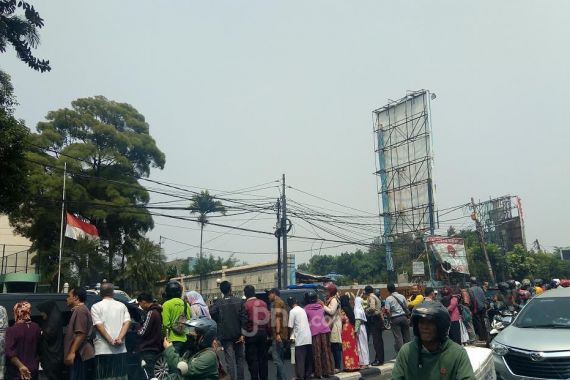 Jalan Raya Dipadati Warga yang Menanti Jenazah BJ Habibie - JPNN.COM