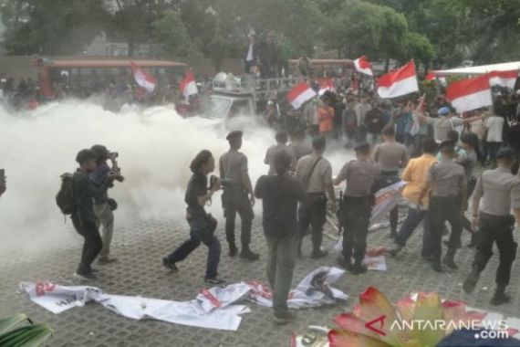 Demo Rusuh di Depan KPK: Karangan Bunga Dibakar, Diwarnai Baku Hantam - JPNN.COM