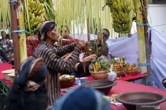 Warga Rebutan Air Sisa Jamasan Tombak Pusaka Kiai Upas - JPNN.COM