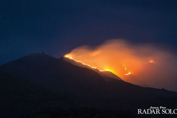 Kebakaran di Gunung Merbabu Mengganas, Waspada - JPNN.COM