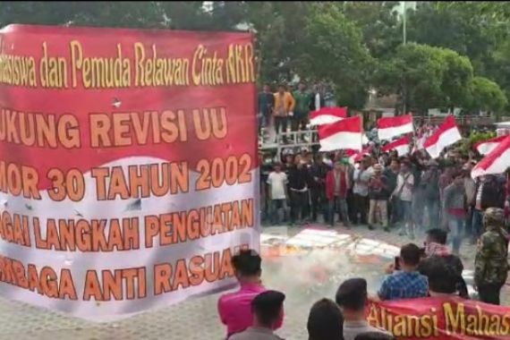 Aksi Unjuk Rasa Rusuh, Atribut Pegawai KPK Dibakar - JPNN.COM