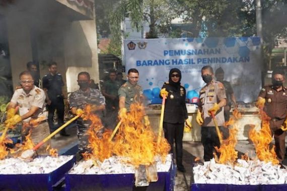 Bea Cukai Ternate Musnahkan Rokok dan Vape Ilegal Senilai Ratusan Juta - JPNN.COM