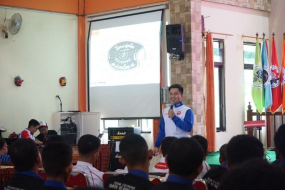 Adenanta Putra Berbagi Ilmu Balap ke Pelajar SMKN 10 Malang - JPNN.COM
