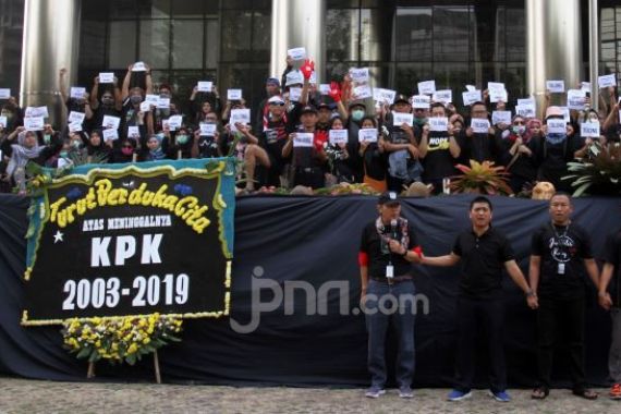 Jokowi Teken PP, Pegawai KPK Resmi Jadi ASN - JPNN.COM