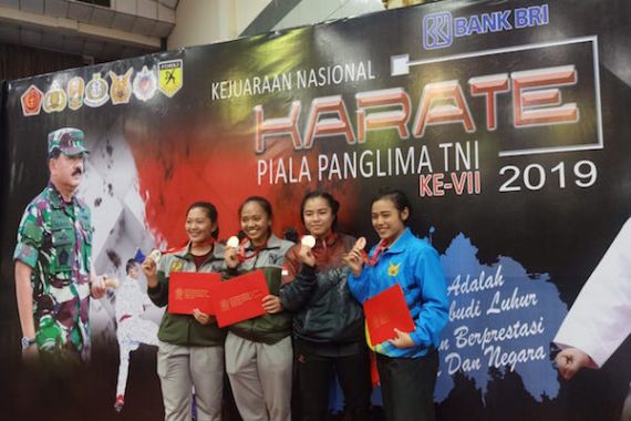 Mabes AD Pimpin Sementara Perolehan Medali Kejurnas Karate Panglima TNI - JPNN.COM