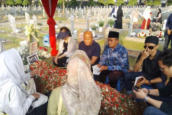 Adrie Subono Boyong Keluarga Berziarah ke Makam BJ Habibie - JPNN.COM