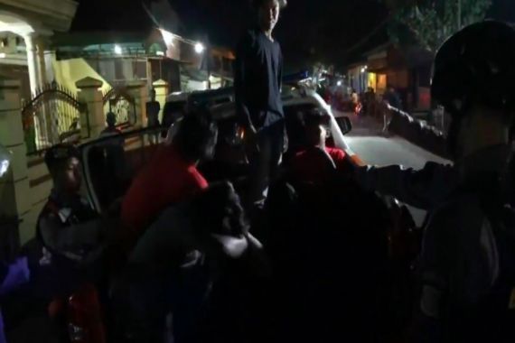 Gerombolan Pemuda Kaget Digerebek Pasukan Bersenjata di Pos Kamling - JPNN.COM