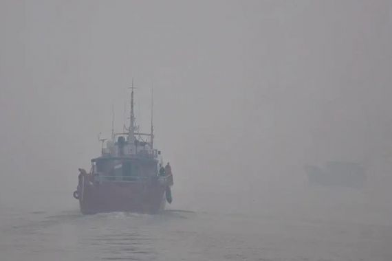 Kabut Asap Juga Ganggu Jarak Pandang Kapal Berlayar - JPNN.COM