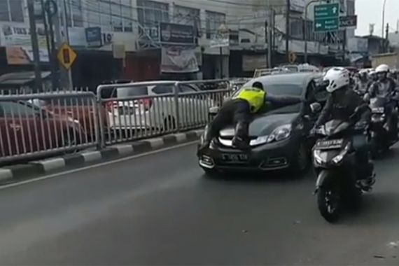 Aksi Heroik Bripka Eka Nomplok di Kap Mobil, Setelah 200 Meter, Bruk! - JPNN.COM