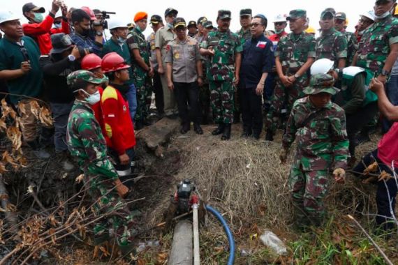 Kepala BNPB, Panglima TNI dan Kapolri Sambangi Karhutla di Riau - JPNN.COM