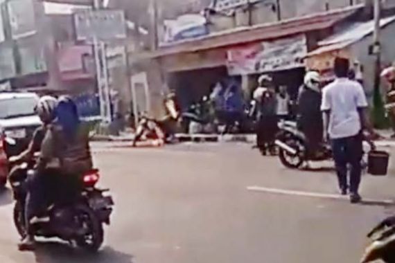 Tidak Terima Ditilang, Pemuda di Cianjur Bakar Motor di Depan Polisi - JPNN.COM