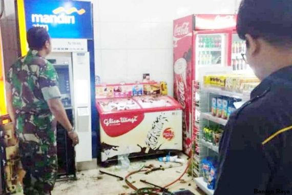 Perampok Bertopeng Ubrak-Abrik Minimarket, Uang Rp 630 Juta di ATM Dibawa Kabur - JPNN.COM