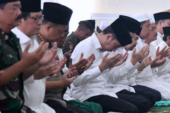 Hari Kedua Kunker di Riau, Presiden Jokowi Bersalat Minta Hujan - JPNN.COM