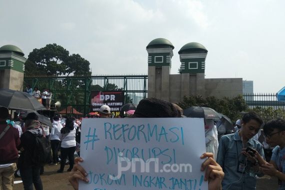 Sejumlah Elemen Masyarakat Kecam Tindakan Polisi yang Diduga Memasang Baliho Prabowo-Gibran - JPNN.COM