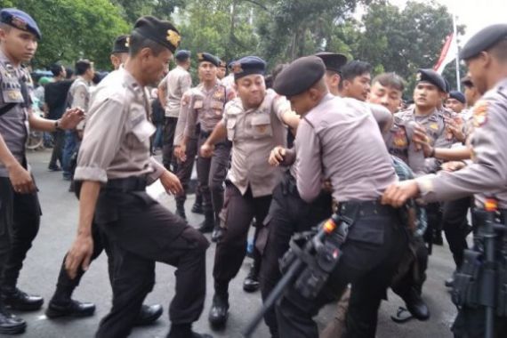 Massa Tolak Firli Bahuri Ketua KPK Terlibat Bentrok dengan Polisi - JPNN.COM