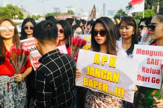 Puluhan Perempuan Cantik Dukung Langkah DPR Sahkan Revisi UU KPK - JPNN.COM