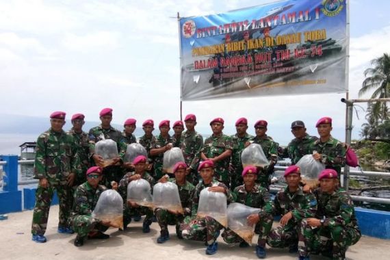 Horas! Marinir Peduli Danau Toba Tebar Bibit Ikan Emas di Tigaras - JPNN.COM